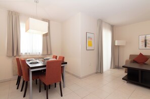 Apartment, 2 Bedrooms, Courtyard View | In-room dining