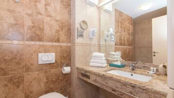 Apartment, 2 Bedrooms, Courtyard View | Bathroom