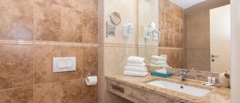 Apartment, 2 Bedrooms, Courtyard View | Bathroom