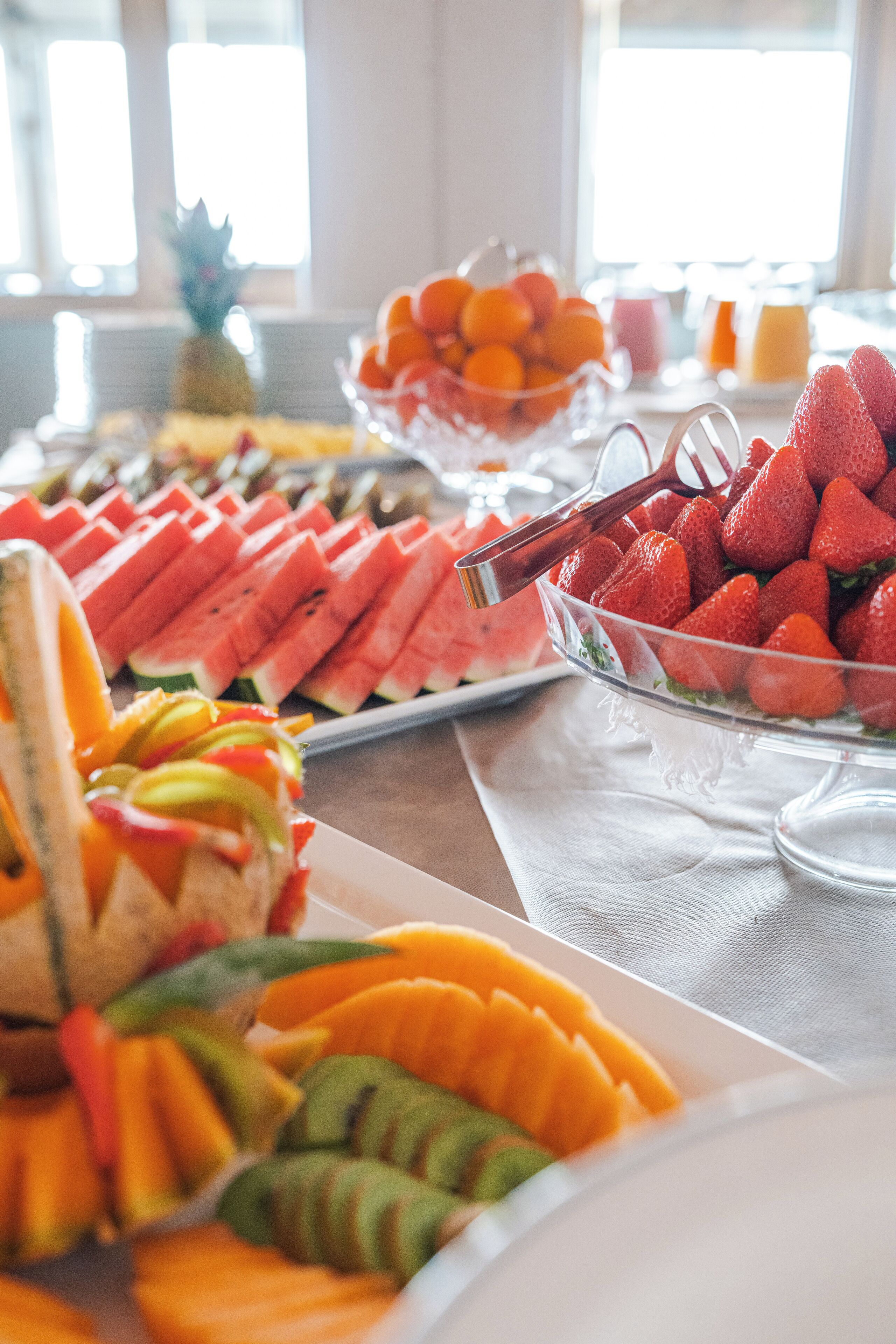 Ein Buffet mit verschiedenen Früchten und einer Ananas.