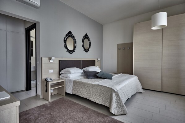 ميني بار وخزنة داخل الغرفة ومكتب ومساحة عمل للكمبيوتر المحمول