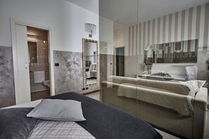 ميني بار وخزنة داخل الغرفة ومكتب ومساحة عمل للكمبيوتر المحمول