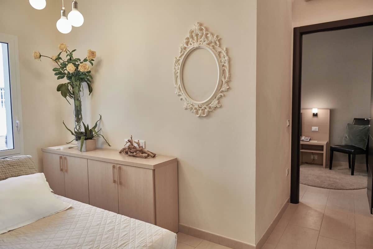 Suite Junior | 1 camera, minibar, una cassaforte in camera, una scrivania