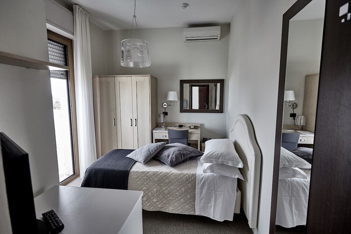 Singola Comfort, 1 letto a una piazza e mezza | 1 camera, minibar, una cassaforte in camera, una scrivania
