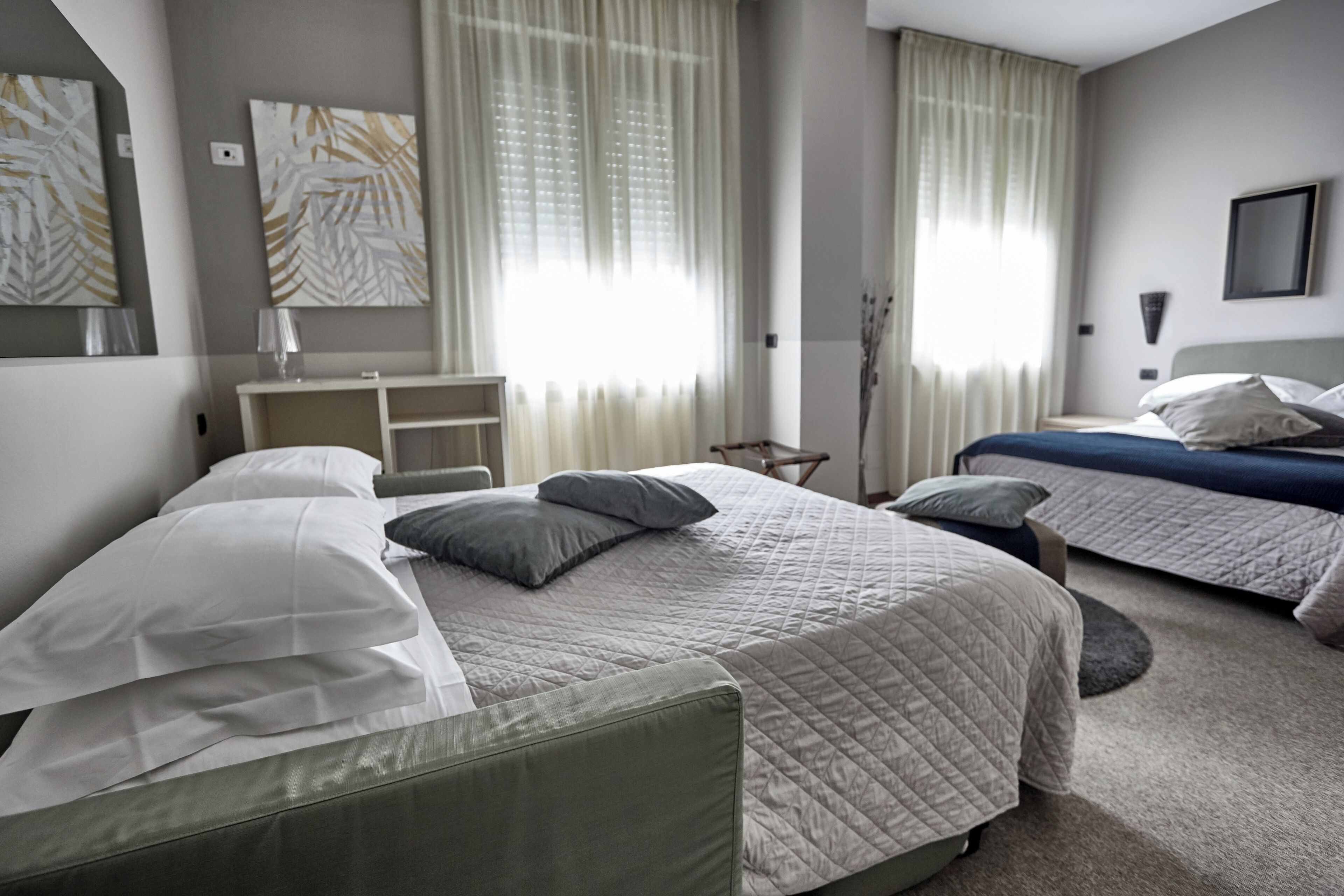 Junior Suite Familiare | Minibar, in-room safe, desk, laptop workspace