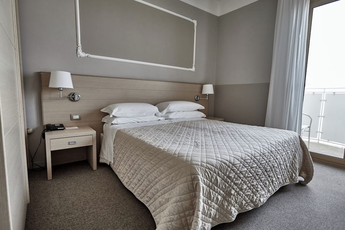 Doppia Basic, vista mare parziale | 1 camera, minibar, una cassaforte in camera, una scrivania