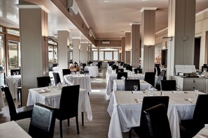 فطور أوروبي مجانًا يوميًا