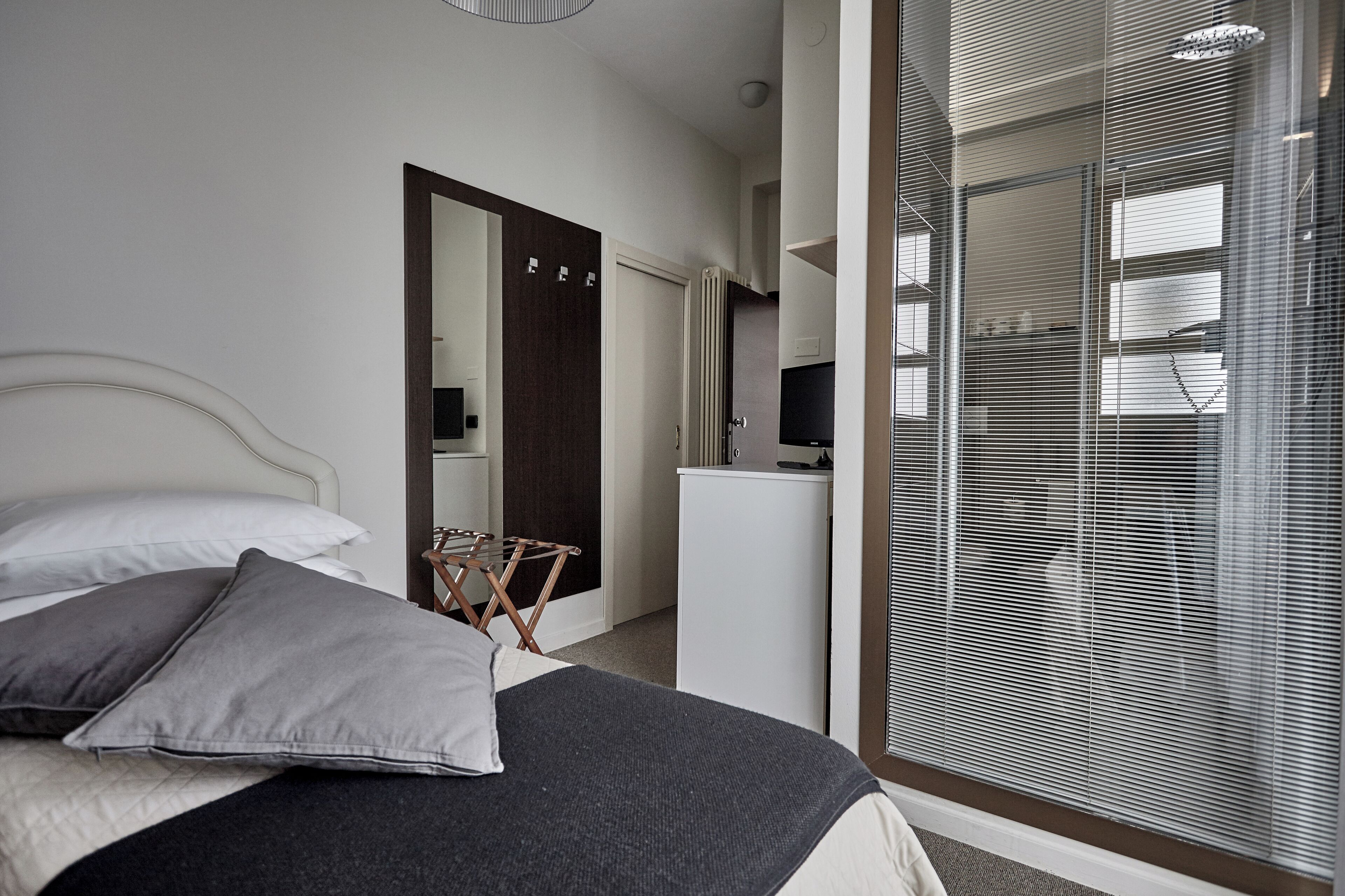 Superior Single Room, Sea View | Minibar, in-room safe, desk, laptop workspace