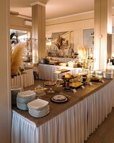 Ein reichhaltiges Buffet mit verschiedenen Speisen und einem dekorativen Mittelpunkt.