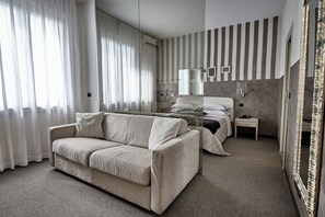 Minibar, safe på rommet, skrivebord og skrivebord for bærbar PC