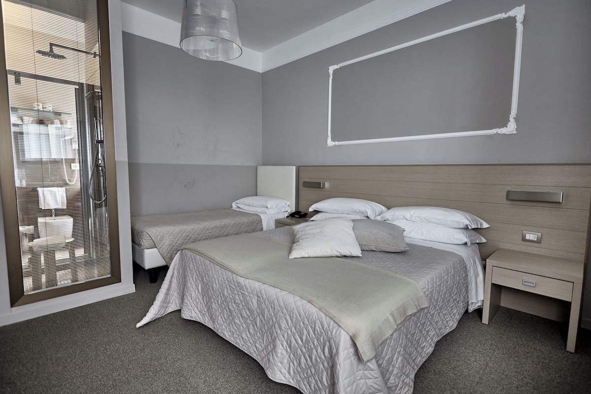 Tripla Deluxe | 1 camera, minibar, una cassaforte in camera, una scrivania