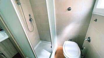 Ducha, secador de pelo, toallas, papel higiénico