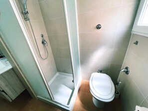 Douche, sèche-cheveux, serviettes fournies, papier toilette