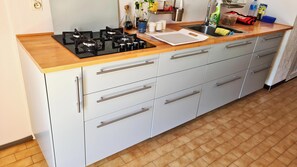 Fridge, microwave, oven, stovetop - La Patale, charming house with swimming pool at the gateway to the Ardèche gorges (Lagorce)