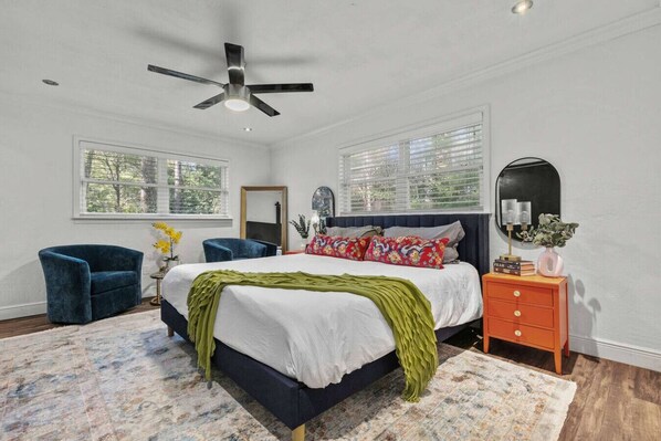 4 bedrooms, iron/ironing board, WiFi, bed sheets