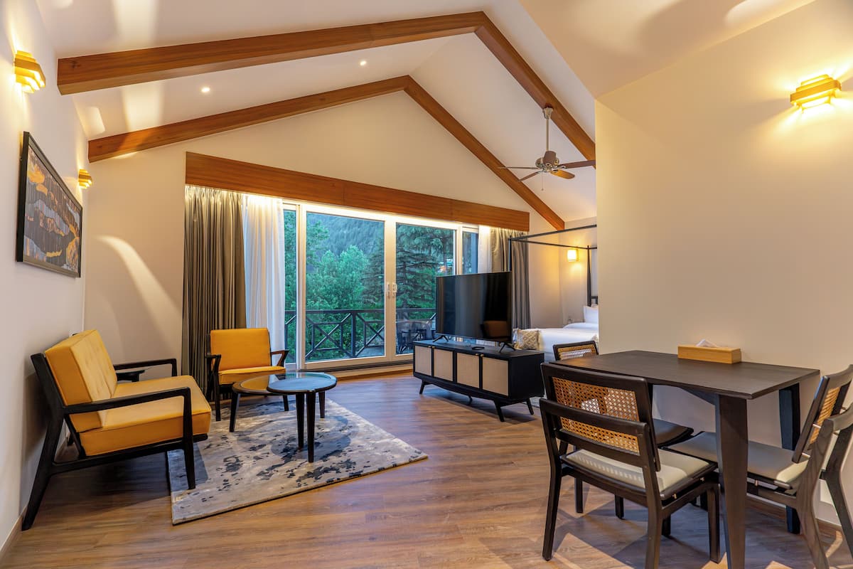 Executive Suite with balcony and garden view | أغطية فراش متميزة وخزنة داخل الغرفة وأسرّة قابلة للطي وواي فاي مجانًا