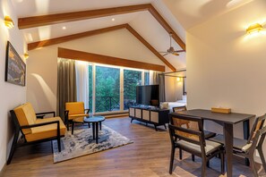 Executive Suite with balcony and garden view | 高档床上用品、客房内保险箱、折叠床/加床（额外收费）、免费 WiFi