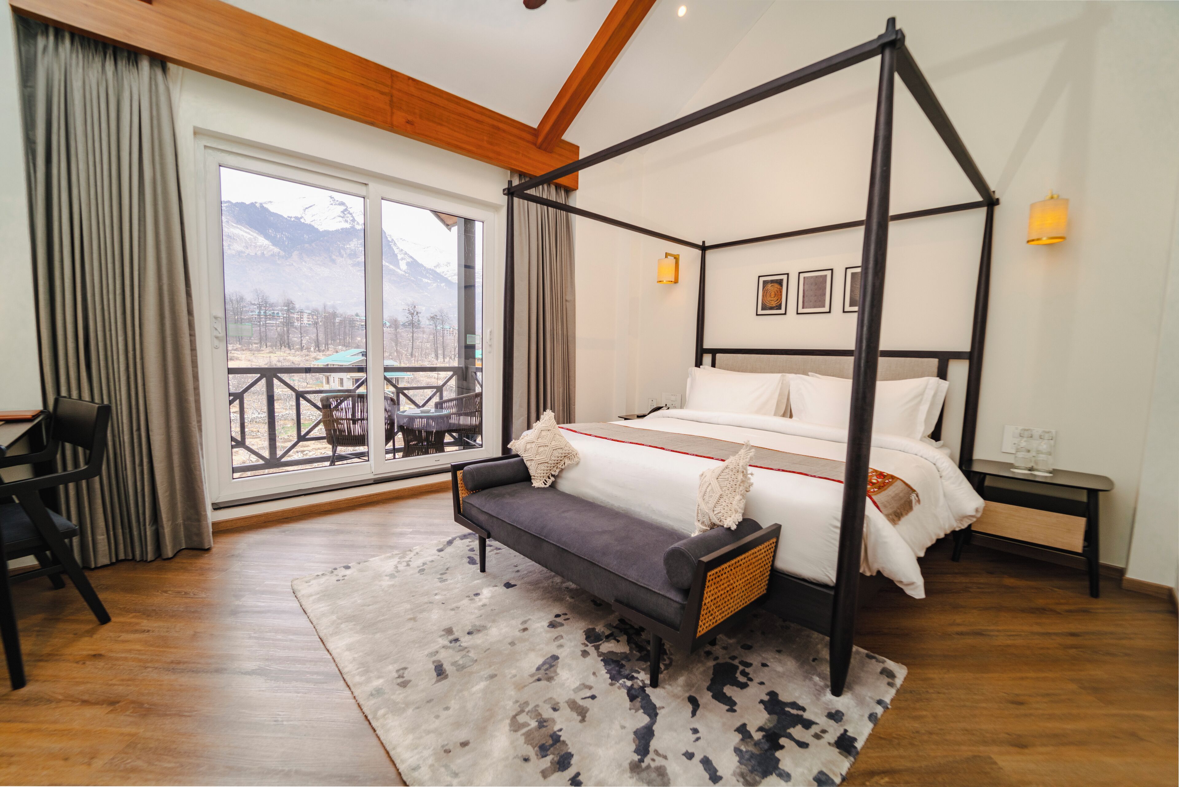 Classic room with balcony and Valley view | In-room safe, free cots/infant beds, rollaway beds, free WiFi