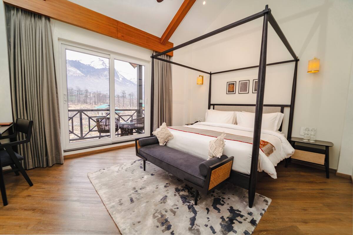 Classic room with balcony and Valley view | أغطية فراش متميزة وخزنة داخل الغرفة وأسرّة قابلة للطي وواي فاي مجانًا