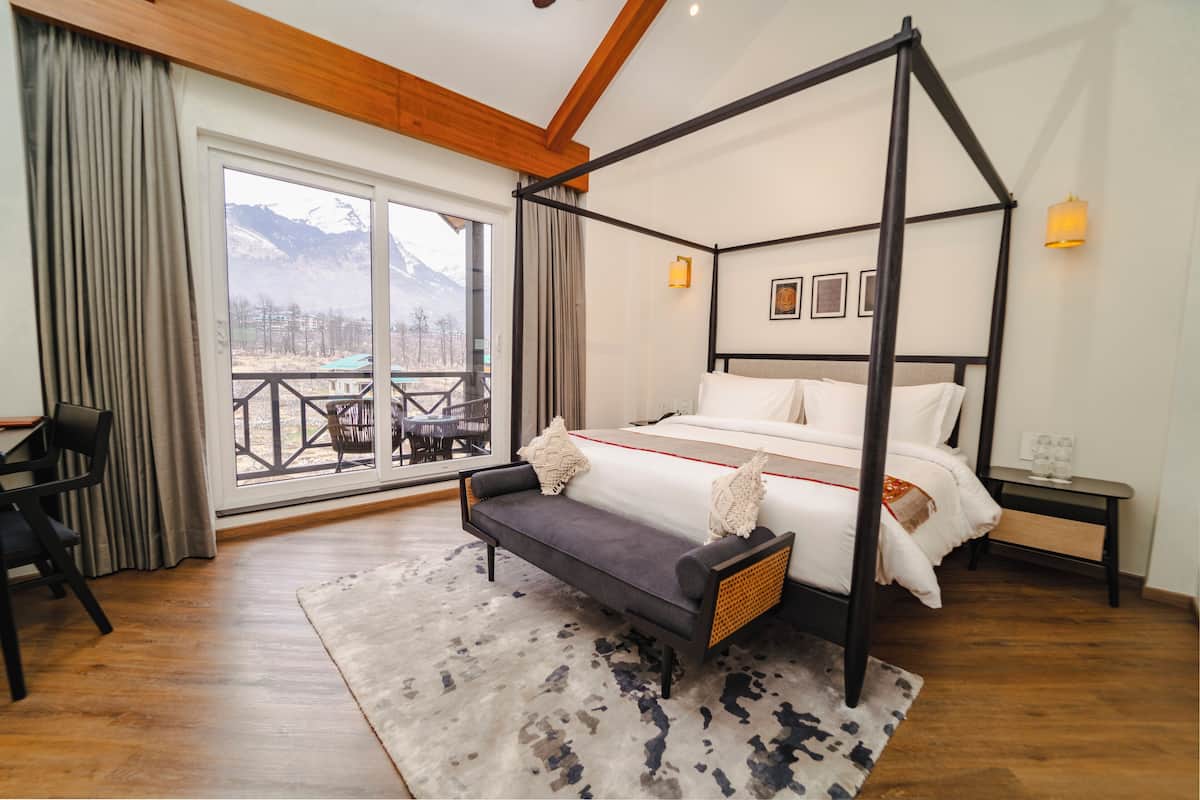 Classic room with balcony and Valley view