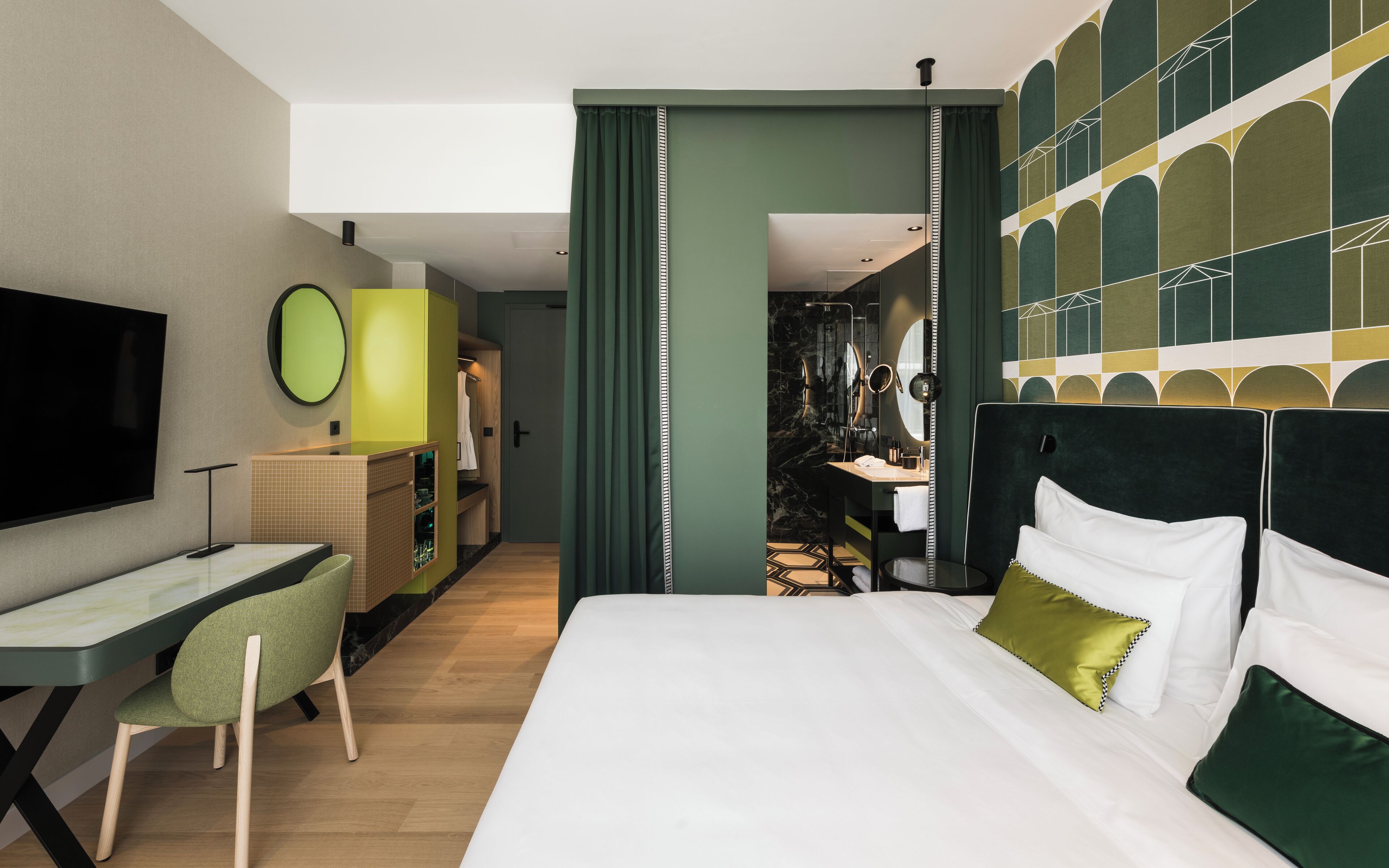 Kahden hengen superior-huone | Minibaari, tallelokero huoneessa, työpöytä