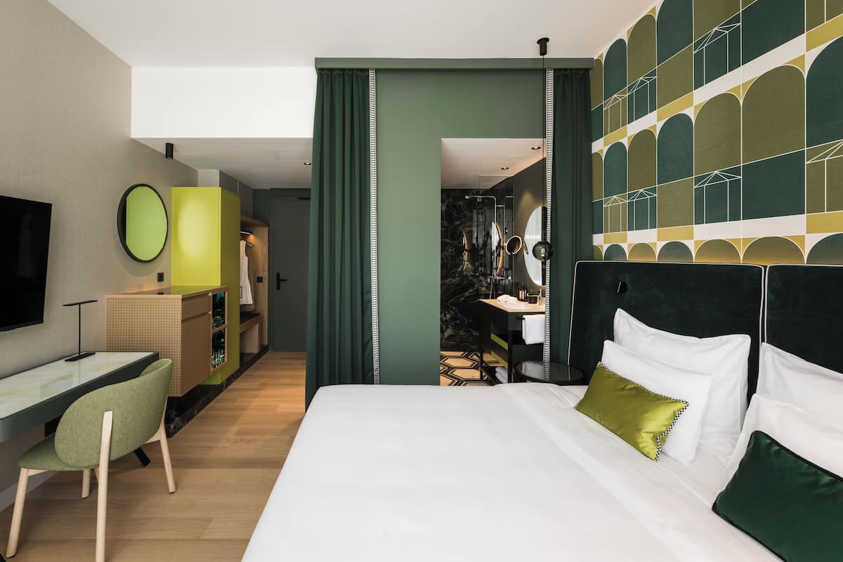 Minibar, caja de seguridad en la habitación y escritorio