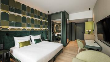 Minibar, coffres-forts dans les chambres, bureau