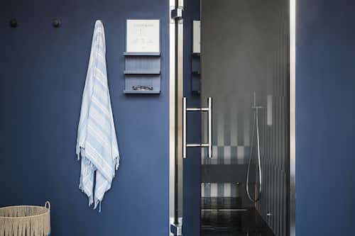 Sauna, steam room, body treatments, facials, 2 treatment rooms