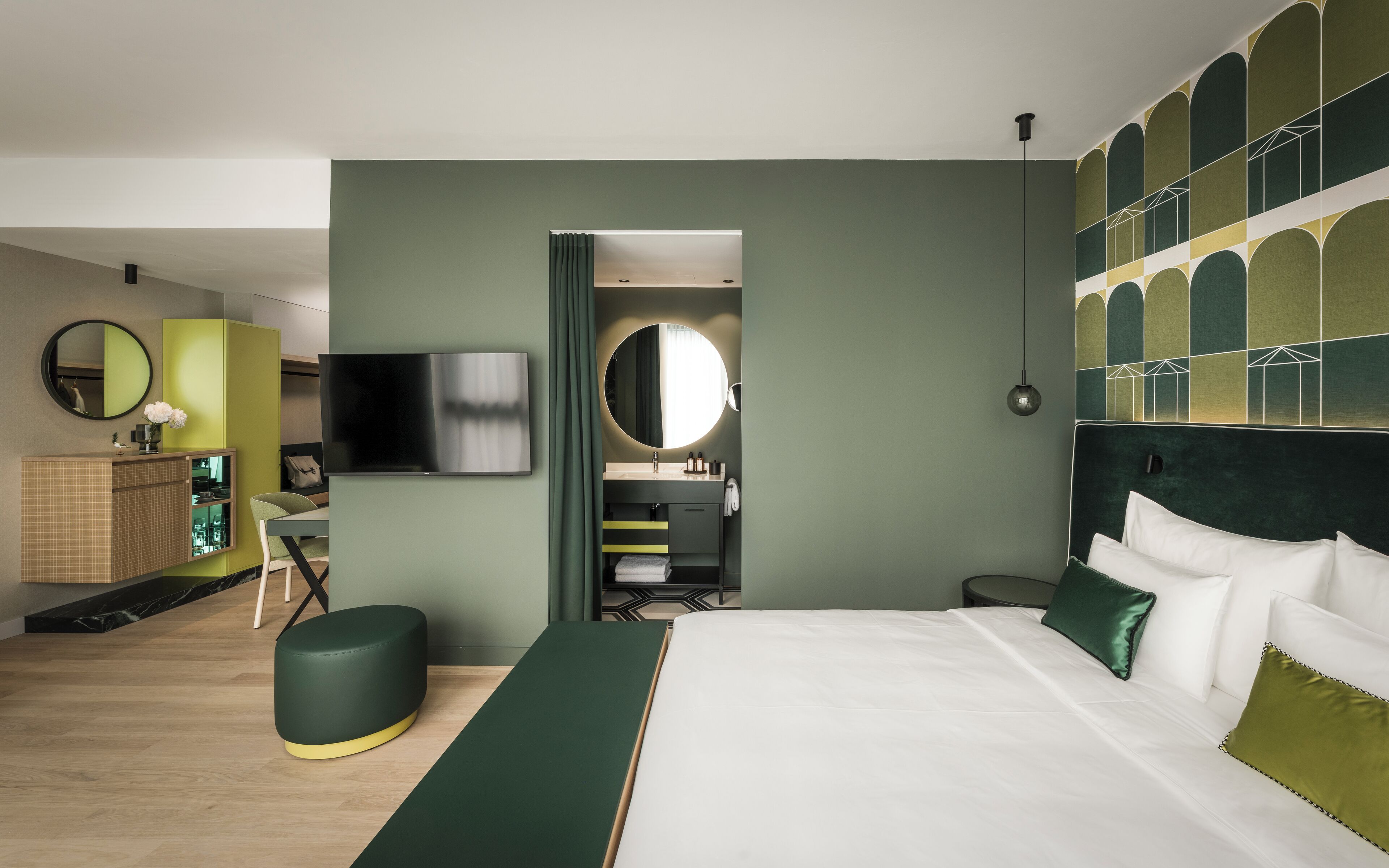 Minibaari, tallelokero huoneessa, työpöytä