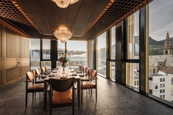 Serveert ontbijt, lunch, diner, Pan-Aziatische gerechten, tuinzicht