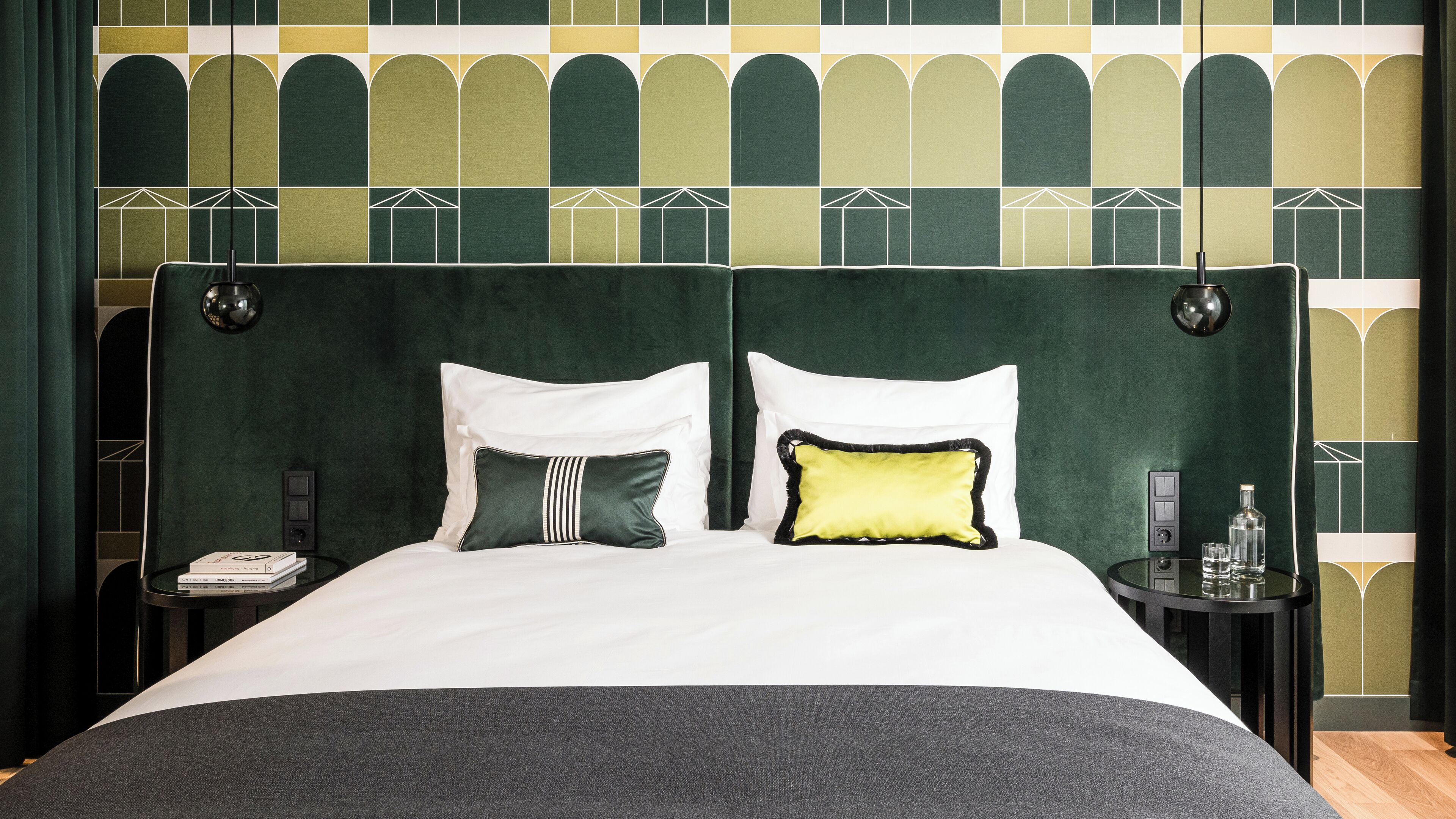 Minibaari, tallelokero huoneessa, työpöytä