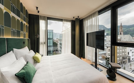 Minibar, in-room safe, desk, laptop workspace. Falkensteiner Hotel Bozen WaltherPark