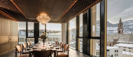 Se sirven desayunos, comidas y cocina panasiática con vista al jardín