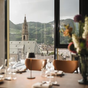 Breakfast, lunch, dinner served; Pan-Asian cuisine, garden views  - Falkensteiner Hotel Bozen WaltherPark (Bolzano)