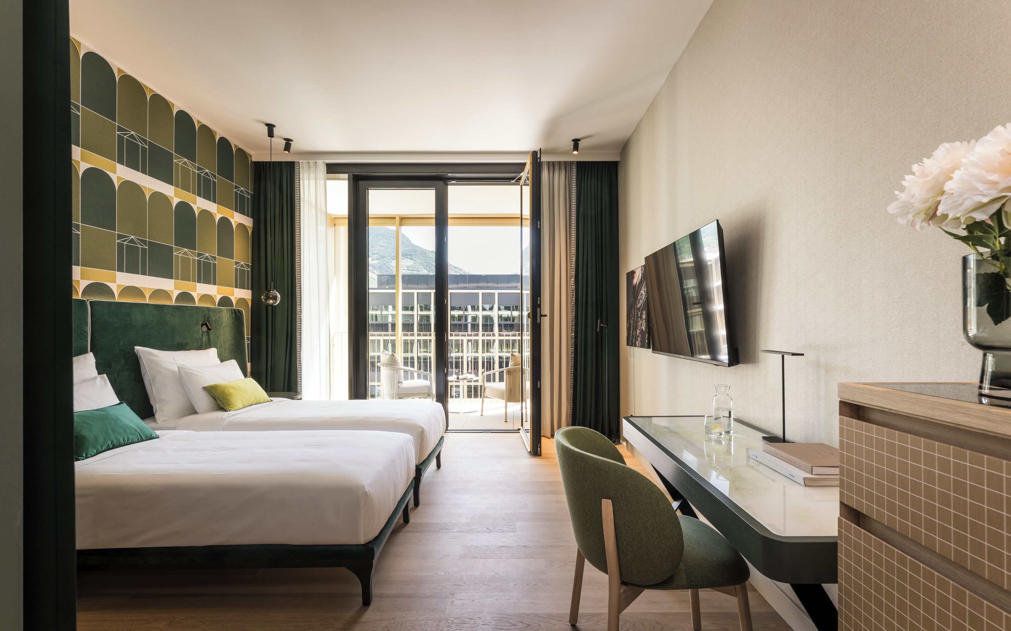 Kahden hengen premium-huone, parveke | Minibaari, tallelokero huoneessa, työpöytä