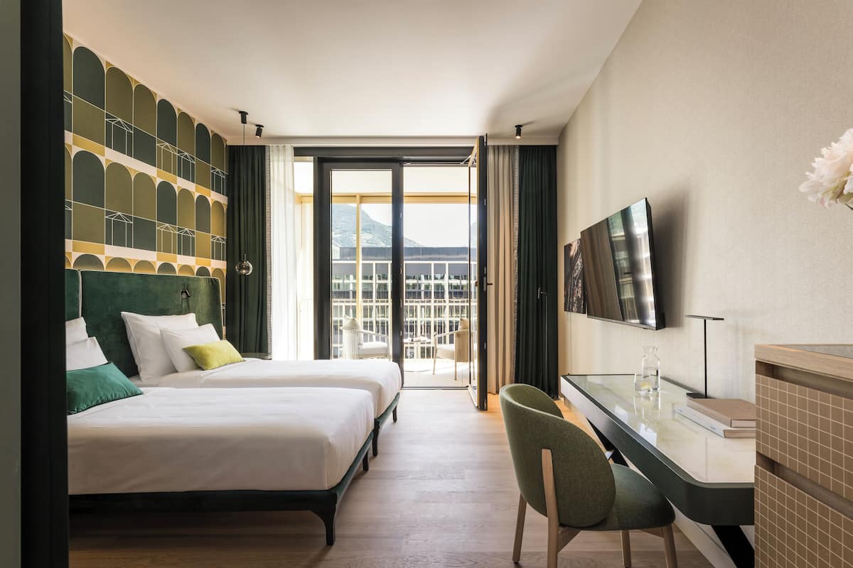 Minibar, caja de seguridad en la habitación y escritorio