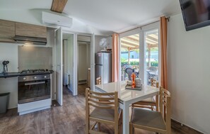 Refrigerador, horno, placa de cocina, cafetera/tetera