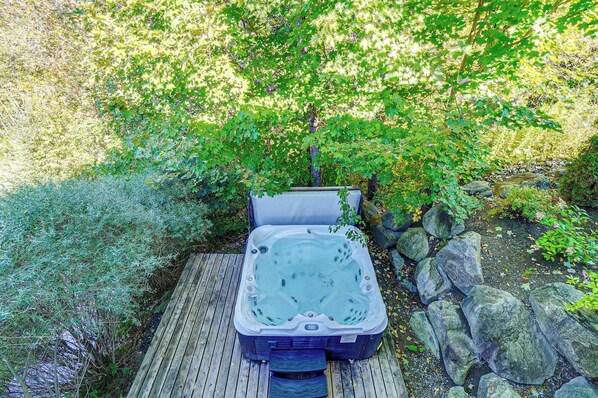Outdoor spa tub - Spa & River - Aux Berges du Nord (Prévost)