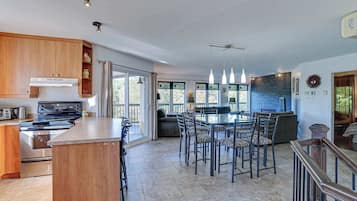 Geladeira, micro-ondas, fogão, cooktop