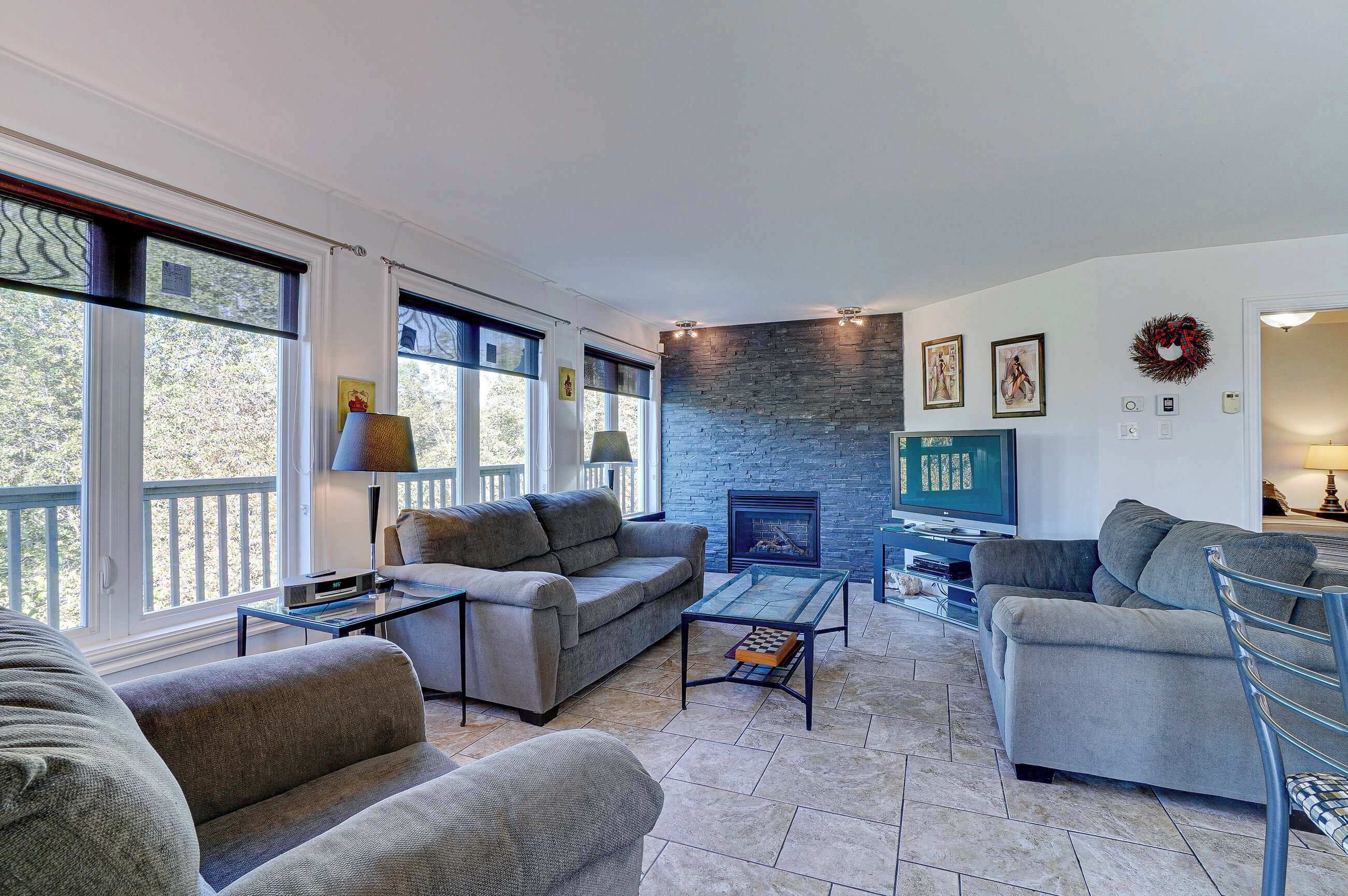 TV, livros, aparelho de som