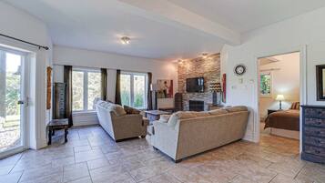 3 bedrooms, iron/ironing board, WiFi, bed sheets