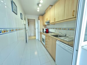 Kühlschrank, Mikrowelle, Ofen, Geschirrspüler