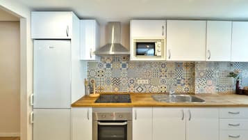 Een koelkast, een microgolfoven, een oven, een vaatwasser