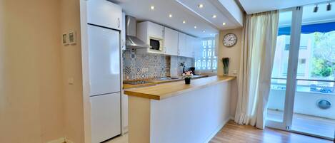 Een koelkast, een microgolfoven, een oven, een vaatwasser