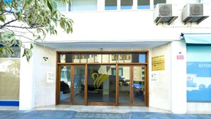 A building entrance with a glass door and a sign that reads "EL CUSINE". - Cozy holiday apt Marbella center. (Marbella)