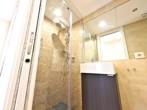 Shower, hair dryer, towels