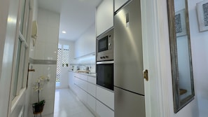 Kahvin-/teenkeitin, jääkaappi, mikroaaltouuni, uuni