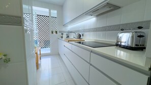 Wasserkocher mit Kaffee-/Teezubehör, Kühlschrank, Mikrowelle, Ofen
