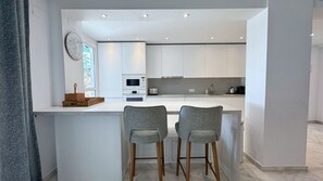 Fridge, microwave, oven, dishwasher - Modern South-Facing Apartment Locrimar (Marbella)