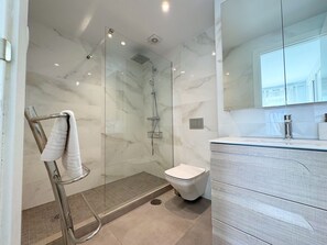 Douche, sèche-cheveux, serviettes fournies